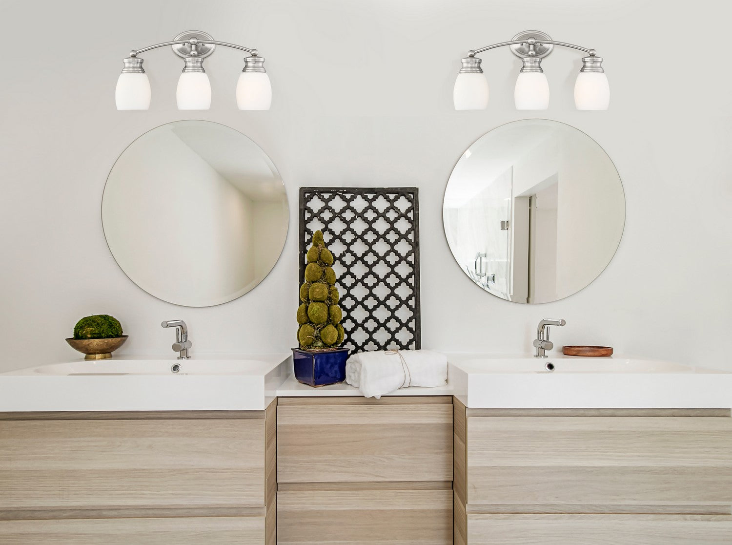 Réglette de salle de bain Elise à trois lumières en nickel satiné
