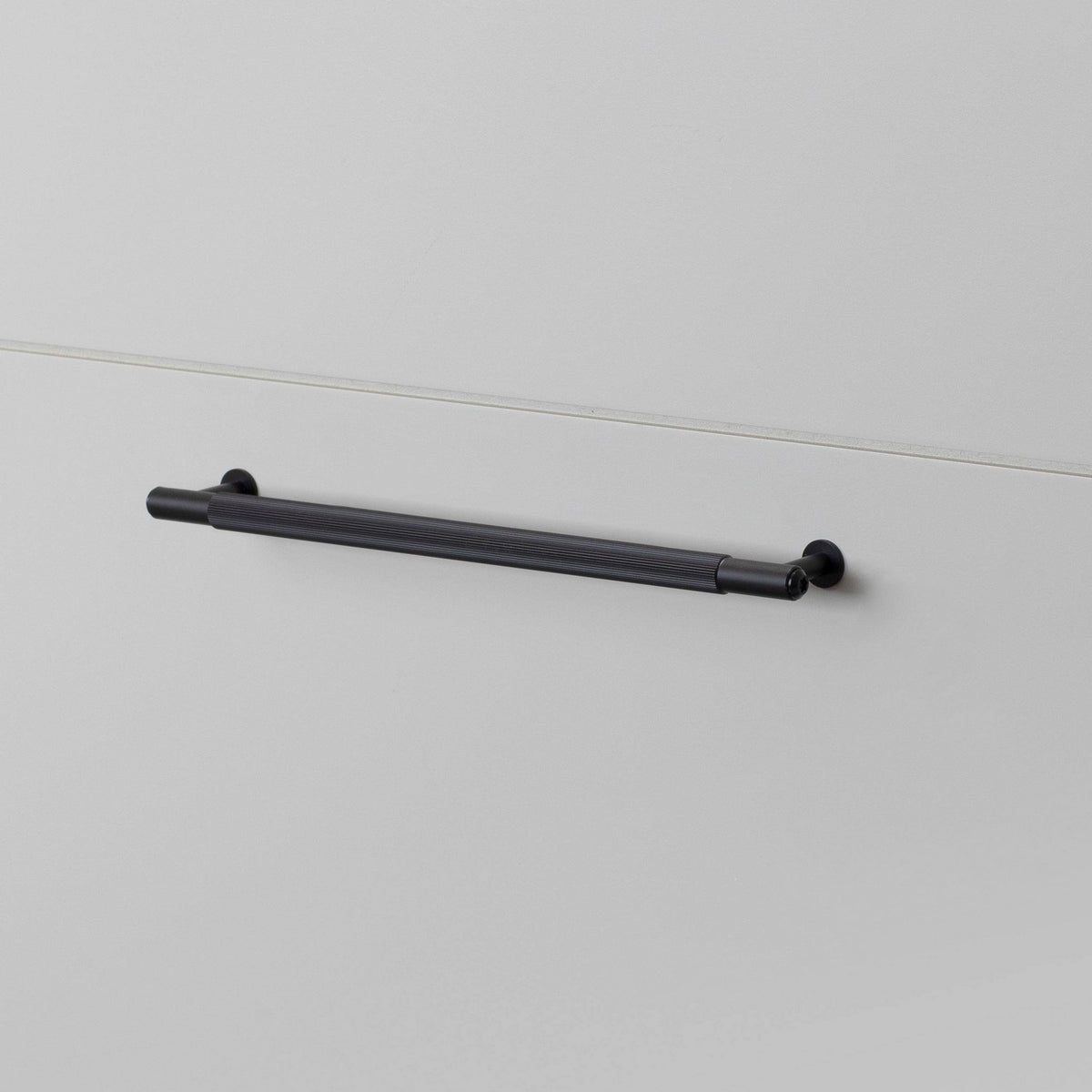 Pull Bar in Black
