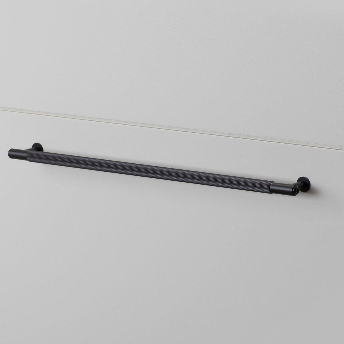 Pull Bar in Black