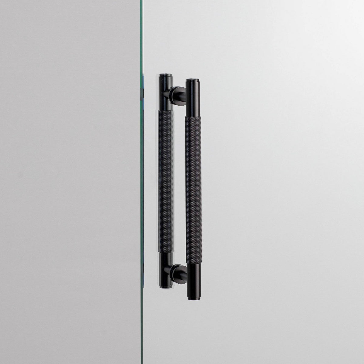 Pull Bar in Black
