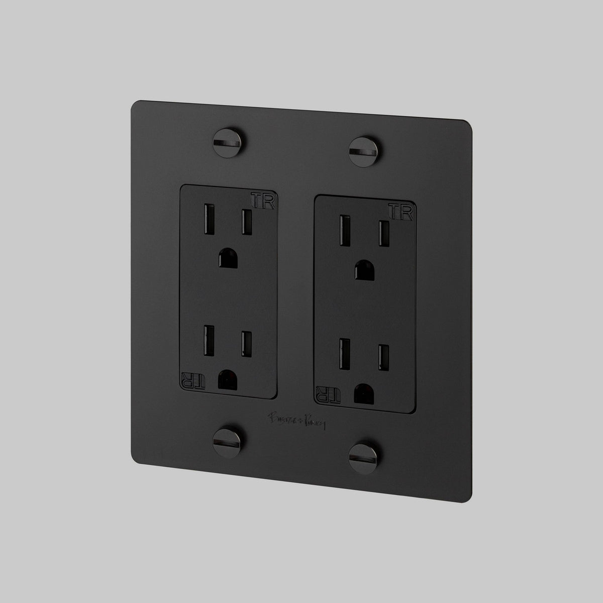 Outlet in Black