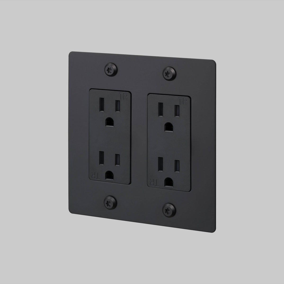 Outlet in Black