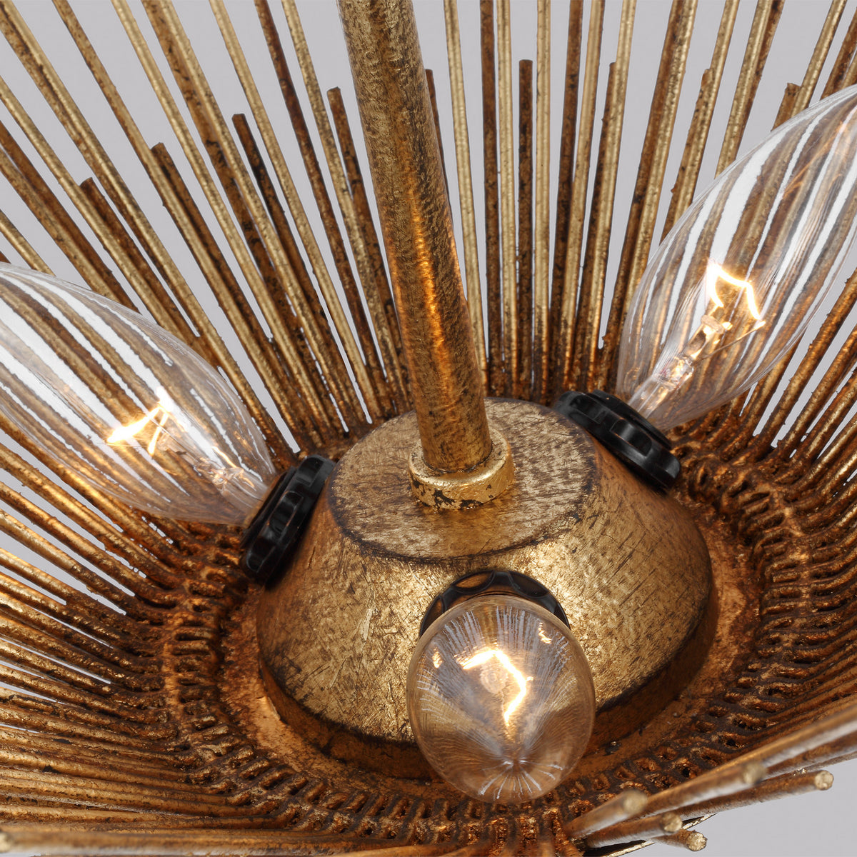 Plafonnier Helios à trois lumières en dorure antique