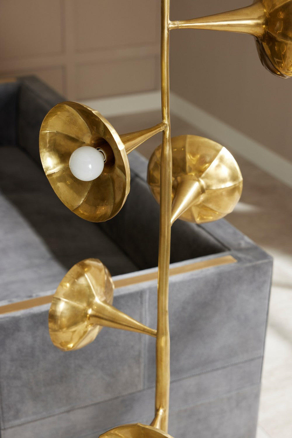 Lampadaire Coltrane à cinq lumières en laiton antique