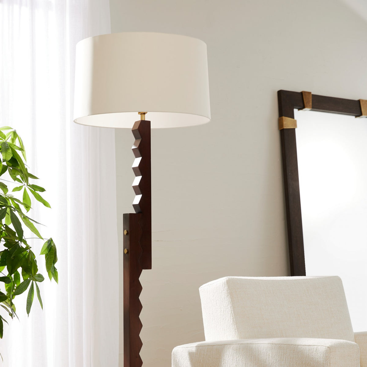 Lampadaire Elvis à une lumière, finition noyer foncé/laiton antique/laiton antique/ivoire/blanc